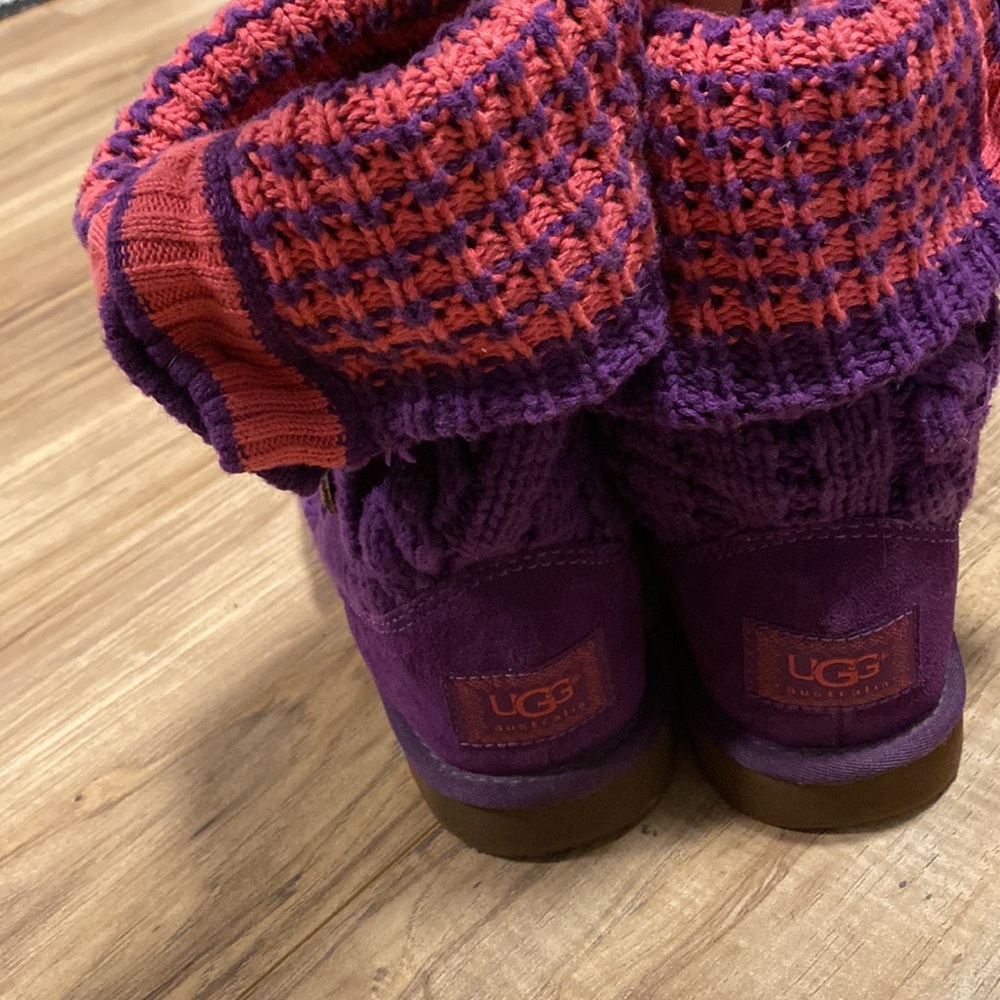 UGGS LIKE NEW - Picture 2 of 4